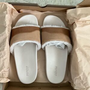 Olukai Hō‘ala Slide size 8 . New. Tan/puka